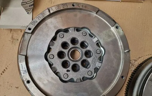 BMW 1 E82 E88 Dual mass flywheel 8600215T