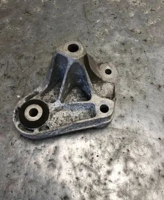 Engine mounting bracket