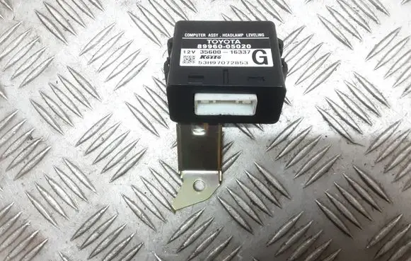 Toyota Avensis T250 Light module LCM 8996005020