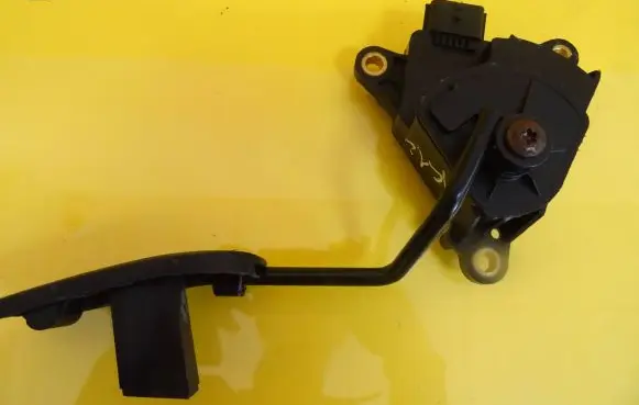Nissan Micra Accelerator throttle pedal 18002AX700