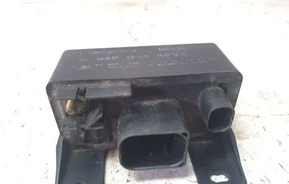 Mercedes-Benz E W211 Glow plug pre-heat relay 0285454032