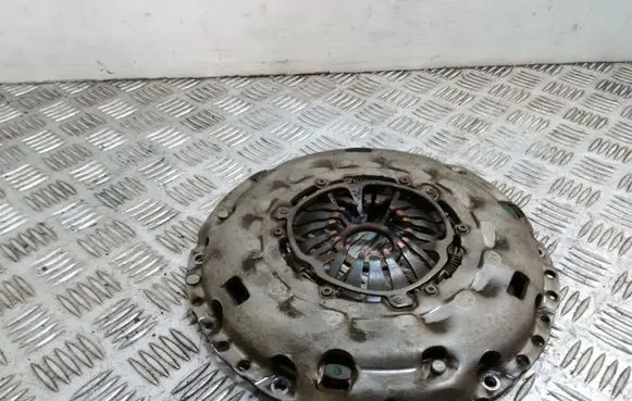 Volkswagen Golf VI Pressure plate 03G141025F