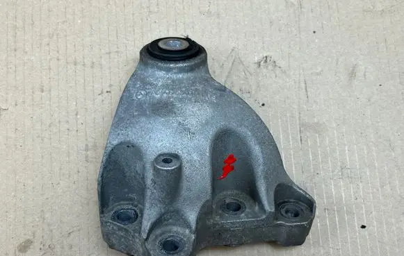 Mercedes-Benz CLA C117 X117 W117 Engine mounting bracket A2462401109
