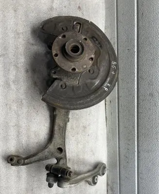Volkswagen PASSAT B5 Front wheel hub spindle knuckle 3B0615311