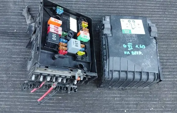 Volkswagen Golf VI Fuse box set 14606137O 08181410
