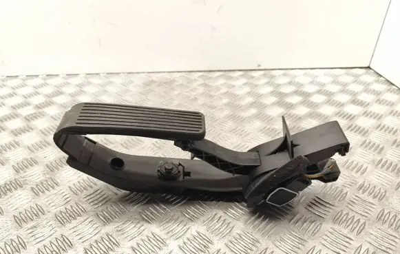 Mercedes-Benz E W211 Accelerator throttle pedal A2113000804