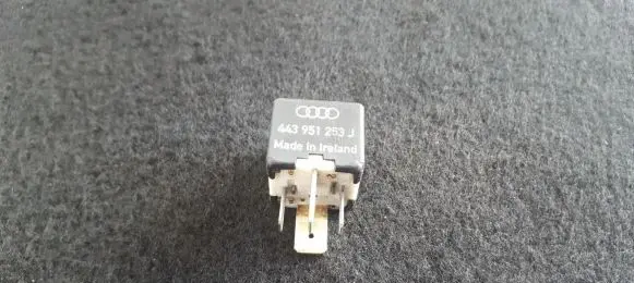 Volkswagen PASSAT B5 Other relay 443951253J 899511000