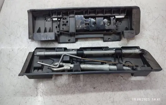 Peugeot 5008 Tool set 9687718577