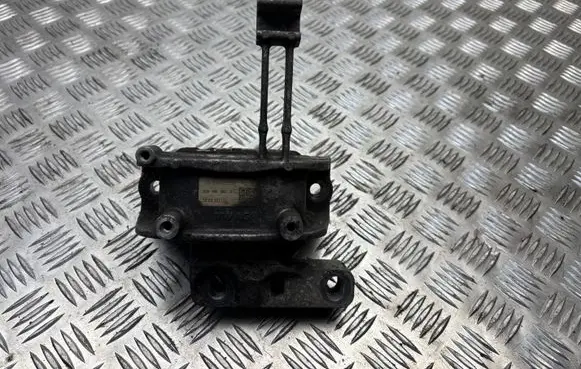 Volkswagen PASSAT B8 Engine mount bracket 3Q0199262J