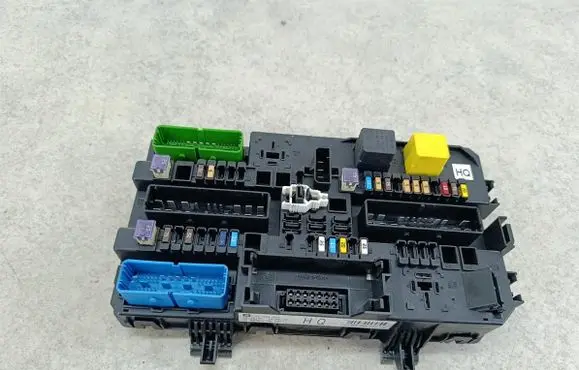 Opel Zafira B Fuse box set 13220831HQ