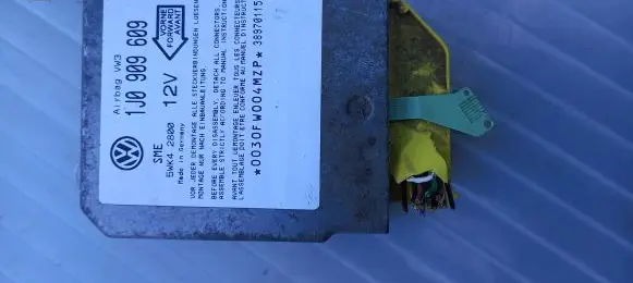 Volkswagen Golf III Airbag deployment crash/impact sensor