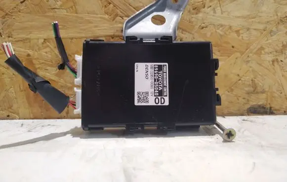 Toyota Avensis T270 Power management control unit 8969005040