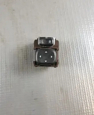 Toyota Avensis T270 Wing mirror switch E236476