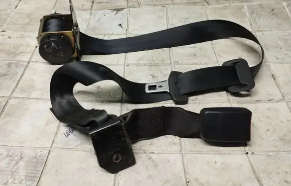 Middle seatbelt (rear)