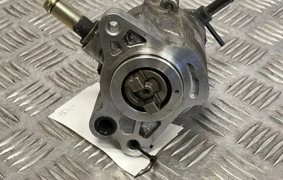 Toyota RAV 4 (XA20) Vacuum pump 081002740