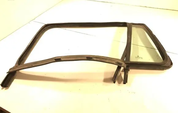 Skoda Octavia Mk2 (1Z) Rear vent window glass 