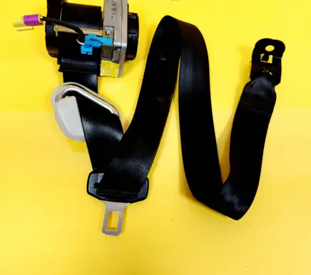 Volkswagen Golf IV Front seatbelt 040180
