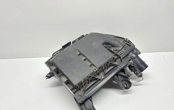 Peugeot 508 Air filter box 9673061080