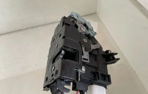 Volkswagen Touran II Front door lock 3D1837015AR 6630FGF