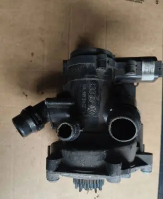 Volkswagen Golf VII Water pump 06l121111j