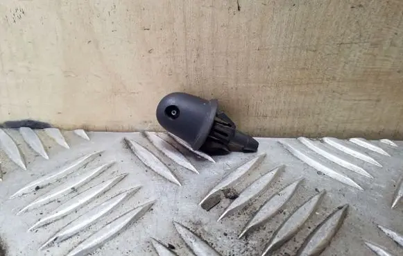 Windshield washer spray nozzle