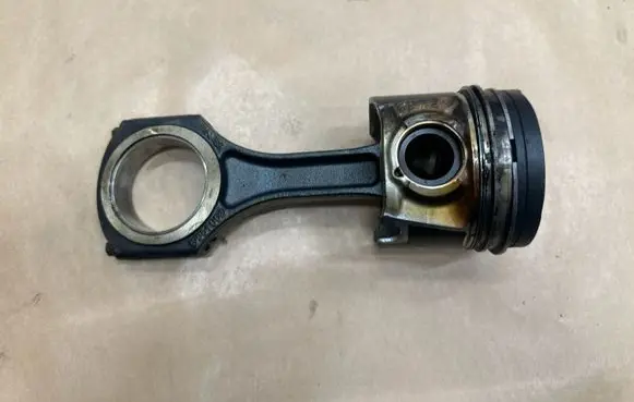 Mercedes-Benz Vito Viano W639 Piston with connecting rod 65100