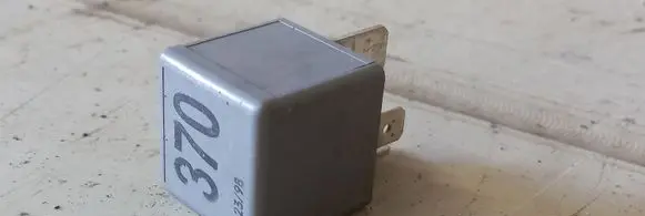 Volkswagen PASSAT B5 Other relay 8D0951253