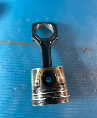 Mercedes-Benz Sprinter W906 Piston with connecting rod 65100