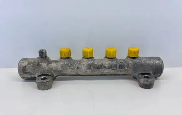 Toyota Avensis T250 Fuel distributor 11G0419 0621 DENSO