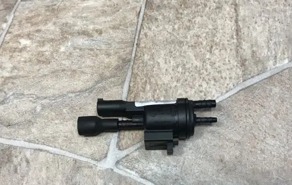 Mercedes-Benz C W204 Engine mount vacuum valve 0025401497
