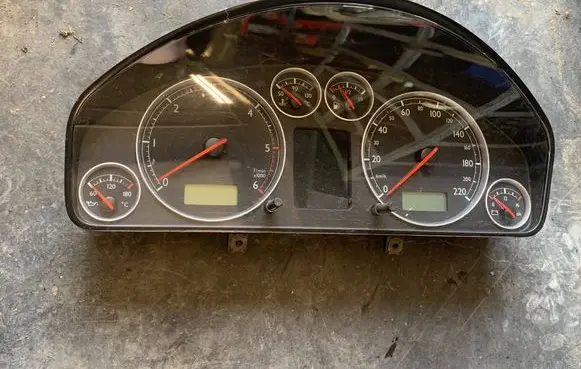 Volkswagen Sharan Speedometer (instrument cluster) 7M3920840C