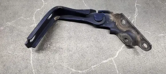Audi A3 S3 8L Engine bonnet/hood hinges 8l0823302b