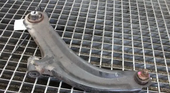 Nissan Note (E12) Front lower control arm/wishbone