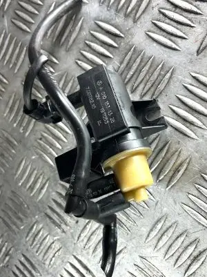 Mercedes-Benz GLA W156 Turbo solenoid valve A0101531328 0101531328
