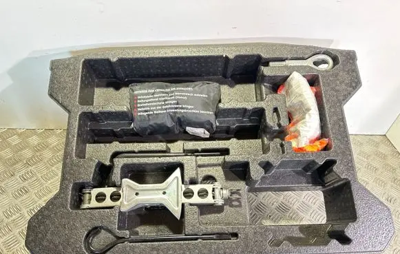 Suzuki SX4 S-Cross Tool set 7549161M00 8996957L0