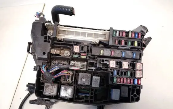 Toyota Avensis T270 Fuse box set 8211105q10 82111-05q10