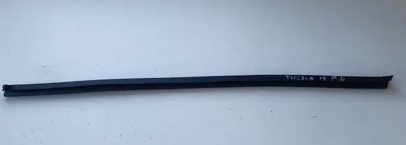 Hyundai Tucson TL Rubber seal front door window/glass 