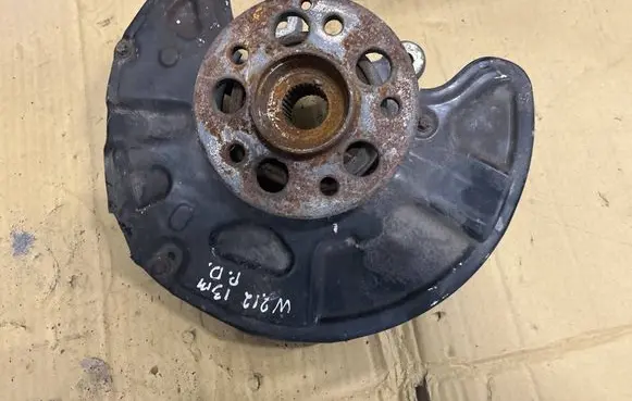 Mercedes-Benz E W212 Front wheel hub 