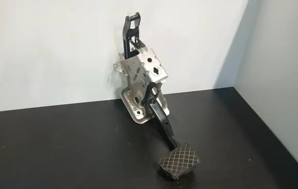 Volkswagen PASSAT B6 Brake pedal 1K1723057AD 611111000834