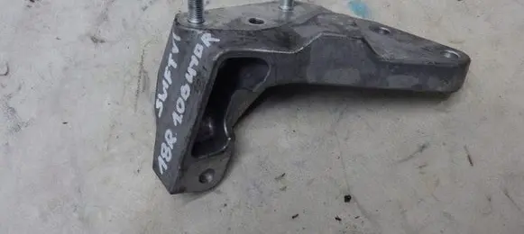 Suzuki Swift III Engine mounting bracket