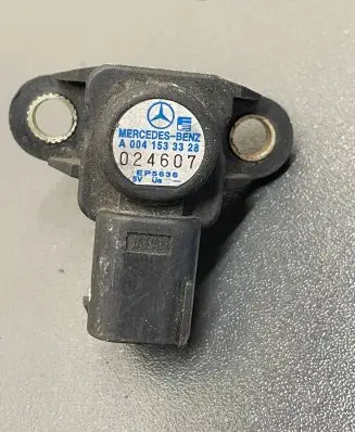 Mercedes-Benz E W211 Air pressure sensor A0041533328 024607