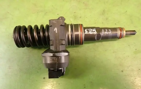 Volkswagen PASSAT B5.5 Fuel injector