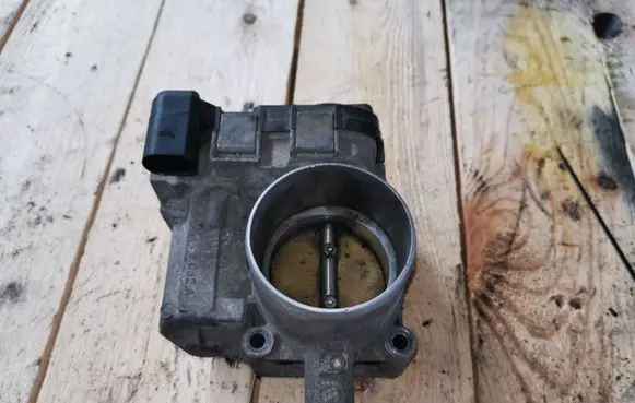 Volkswagen Golf V Throttle valve 03C133062A