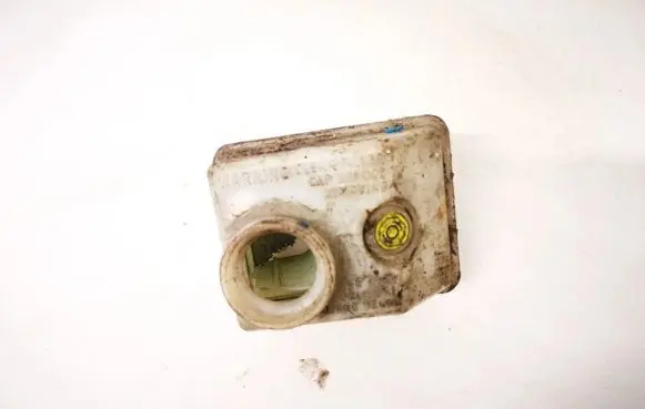 Brake fluid reservoir