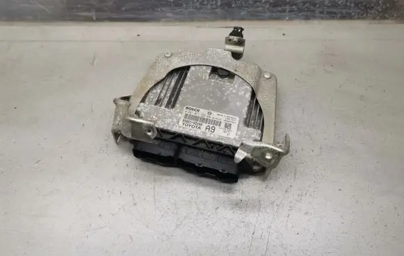 Toyota Corolla E120 E130 Engine control unit/module 0281011733 8966102A90