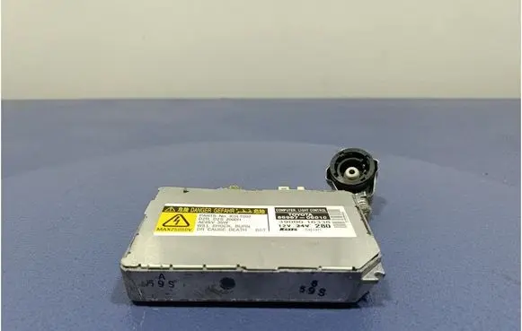 Toyota Avensis Verso Voltage converter/converter module 8596705010