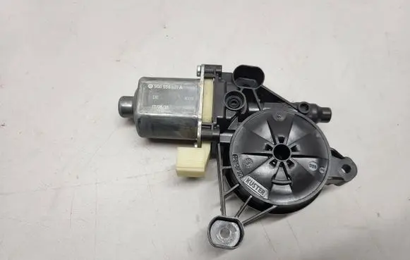 Porsche Macan (95B) Front door window regulator motor 5Q0959801A