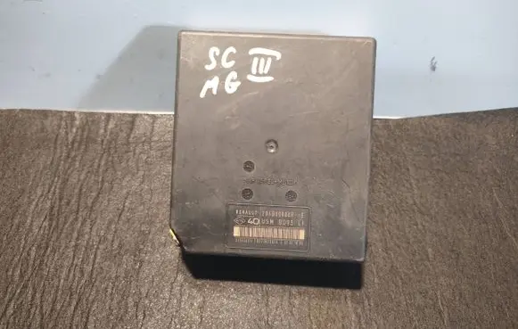 Renault Megane III Fuse module 284B60008R 8223023926 519339311