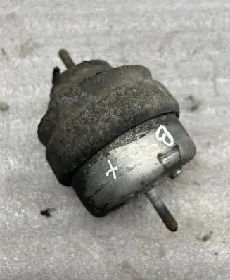 Volkswagen PASSAT B5 Engine mount bracket 8D0199379J