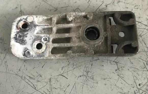 Opel Zafira C Radiator mount bracket 13337826